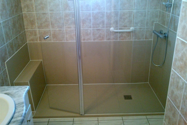 Installer une douche à la place de la baignoire avec un receveur de couleur beige